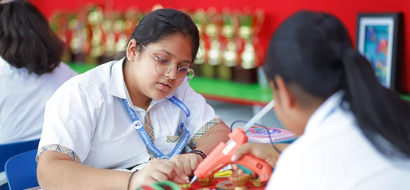 Which School in Rohtak Has a Robotics Lab?